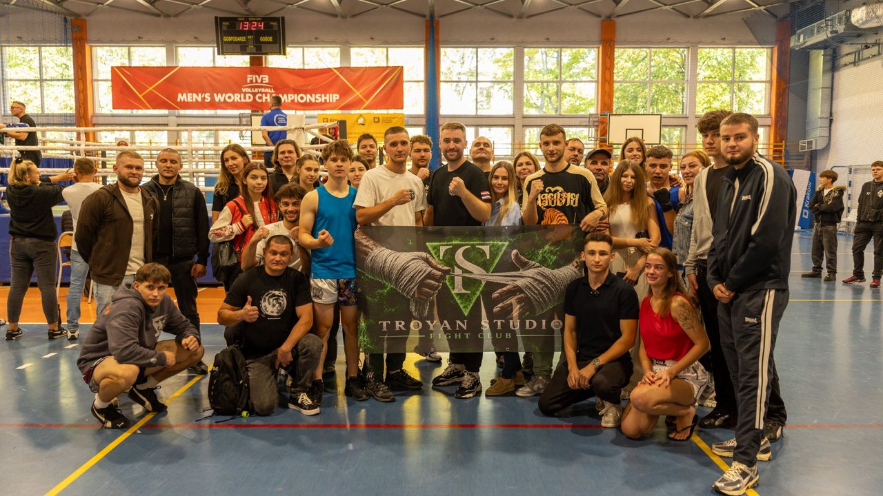 Reprezentacja Troyan Studio z kibicami i klubowym banerem w hali Krakowskiej Ligi Muaythai